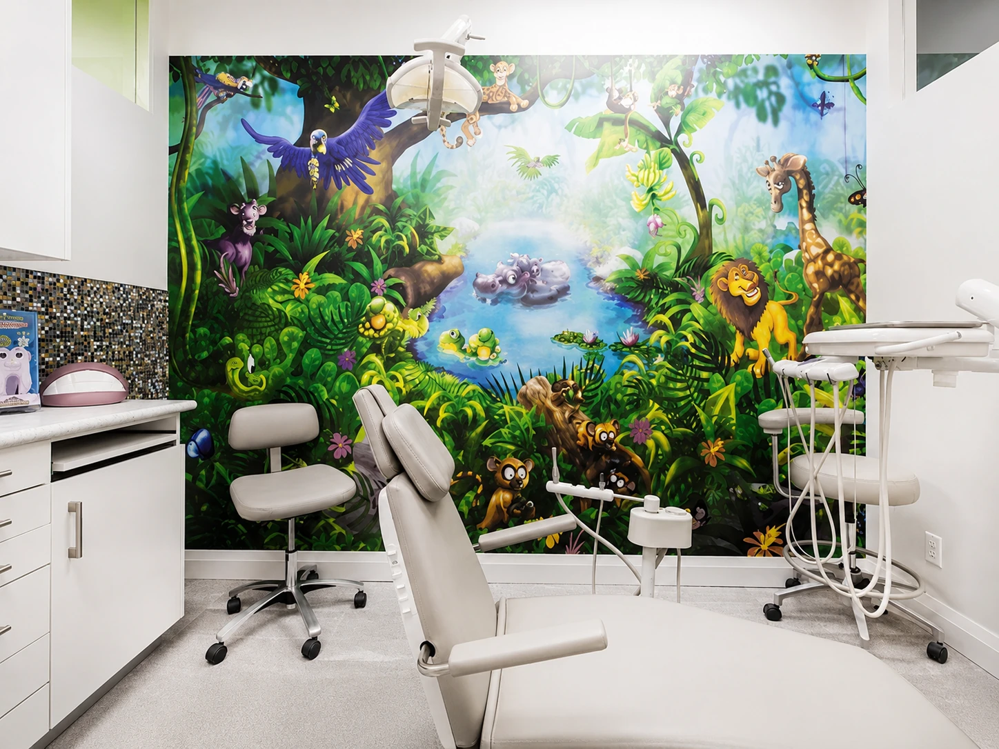Treatment room with a jungle wall mural