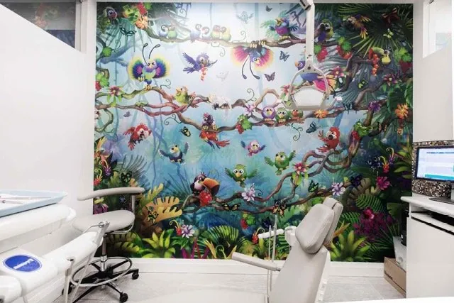 Treatment operatory with a playful wall mural