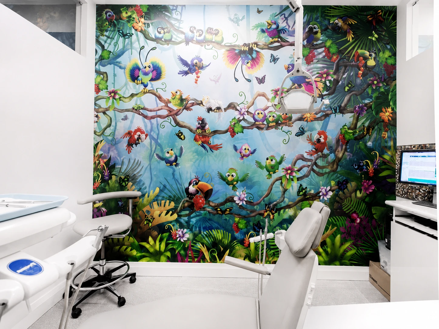 Treatment room with an underwater wall mural